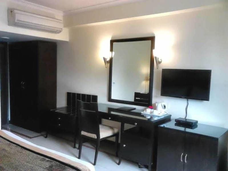 The Bmk Hotel Greater Kailash Delhi (National Capital Territory of India) Dış mekan fotoğraf
